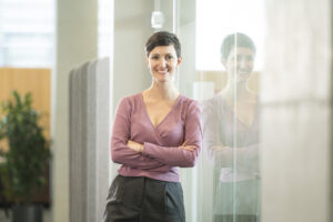 Laura Erhart, Expertin für Außenraumgestaltung und Biodiversität bei Julius Blum